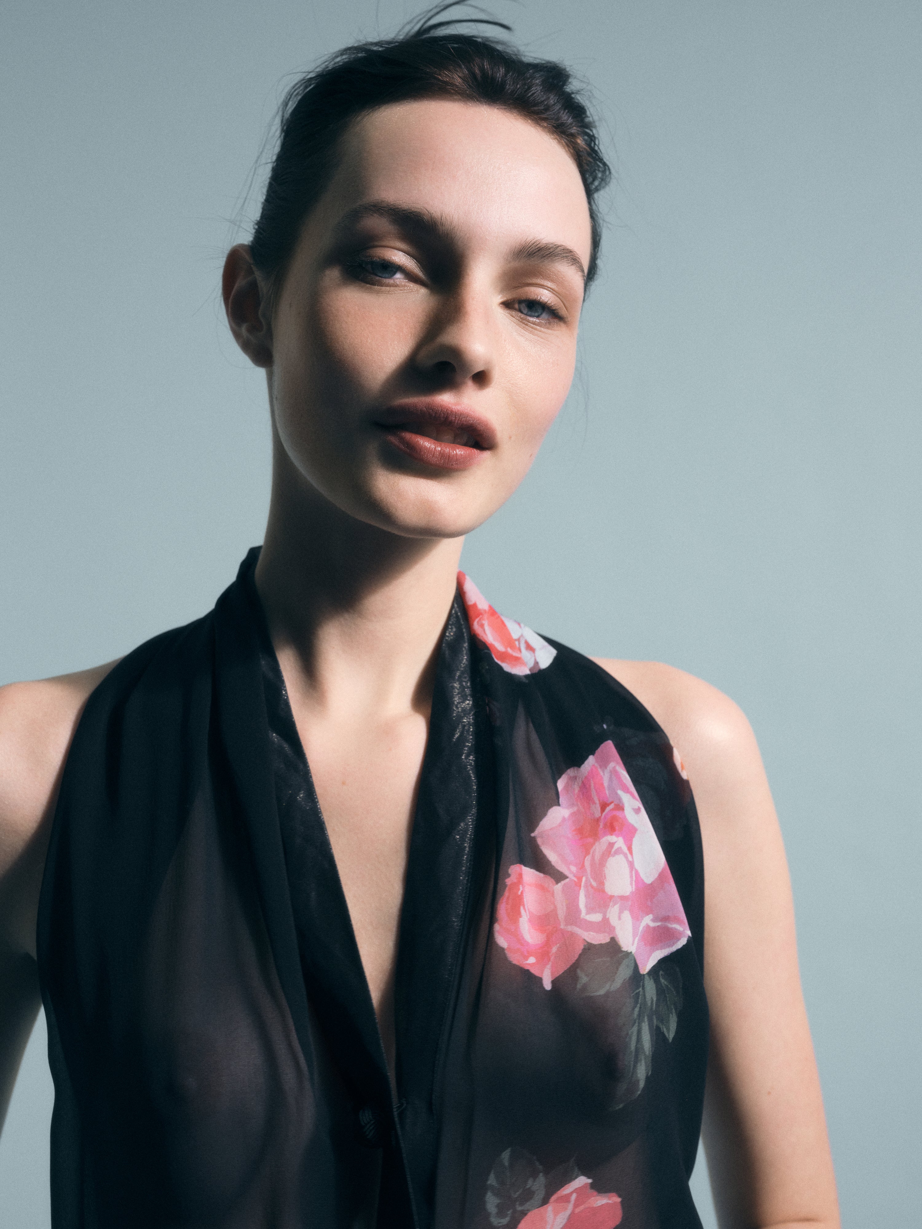 AFLALO Alere Top in Silk – Bonica Rose - Campaign Model Front Zoomed