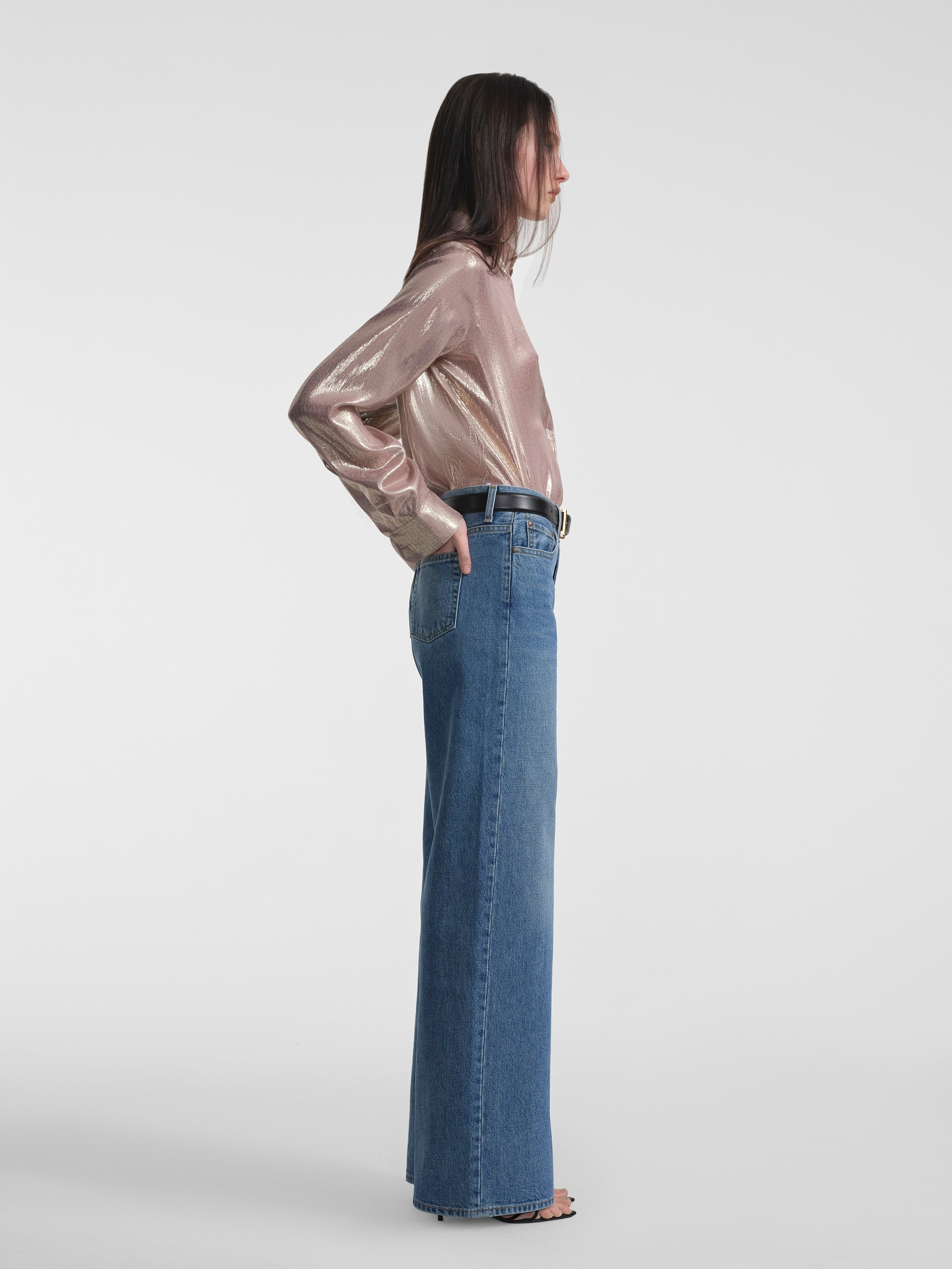 AFLALO Faun Shirt in Silk – Rose Quartz - Model Side